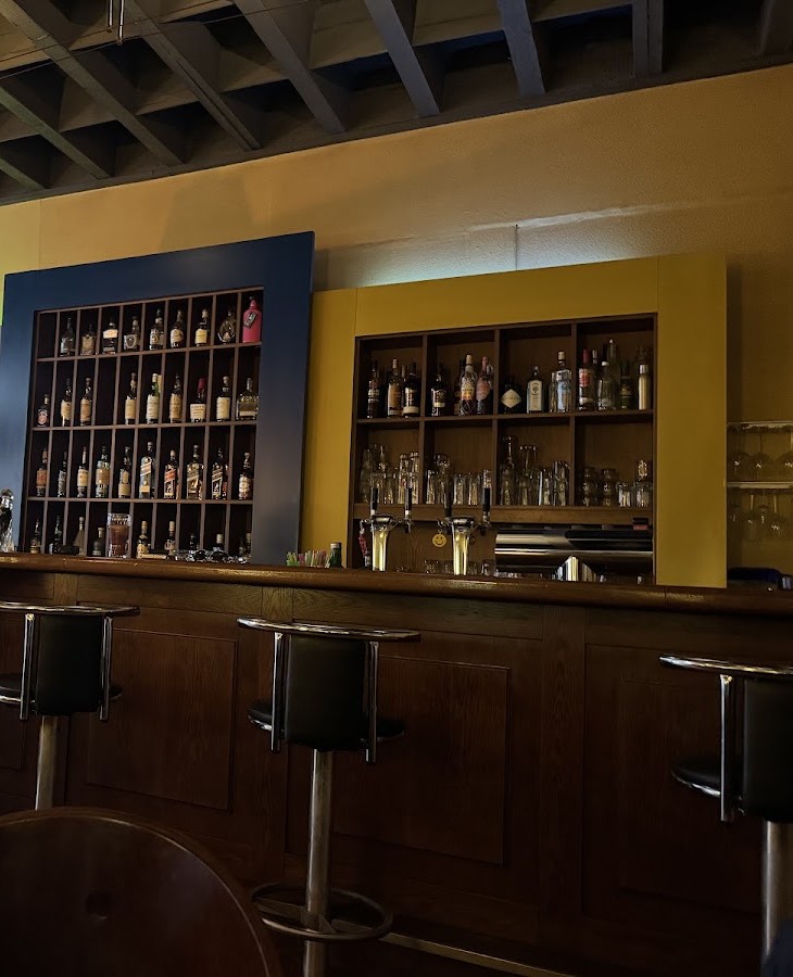 Bartresen im Café Tatort mit großer Whisky- und Spirituosenauswahl im Regal, Göppingen