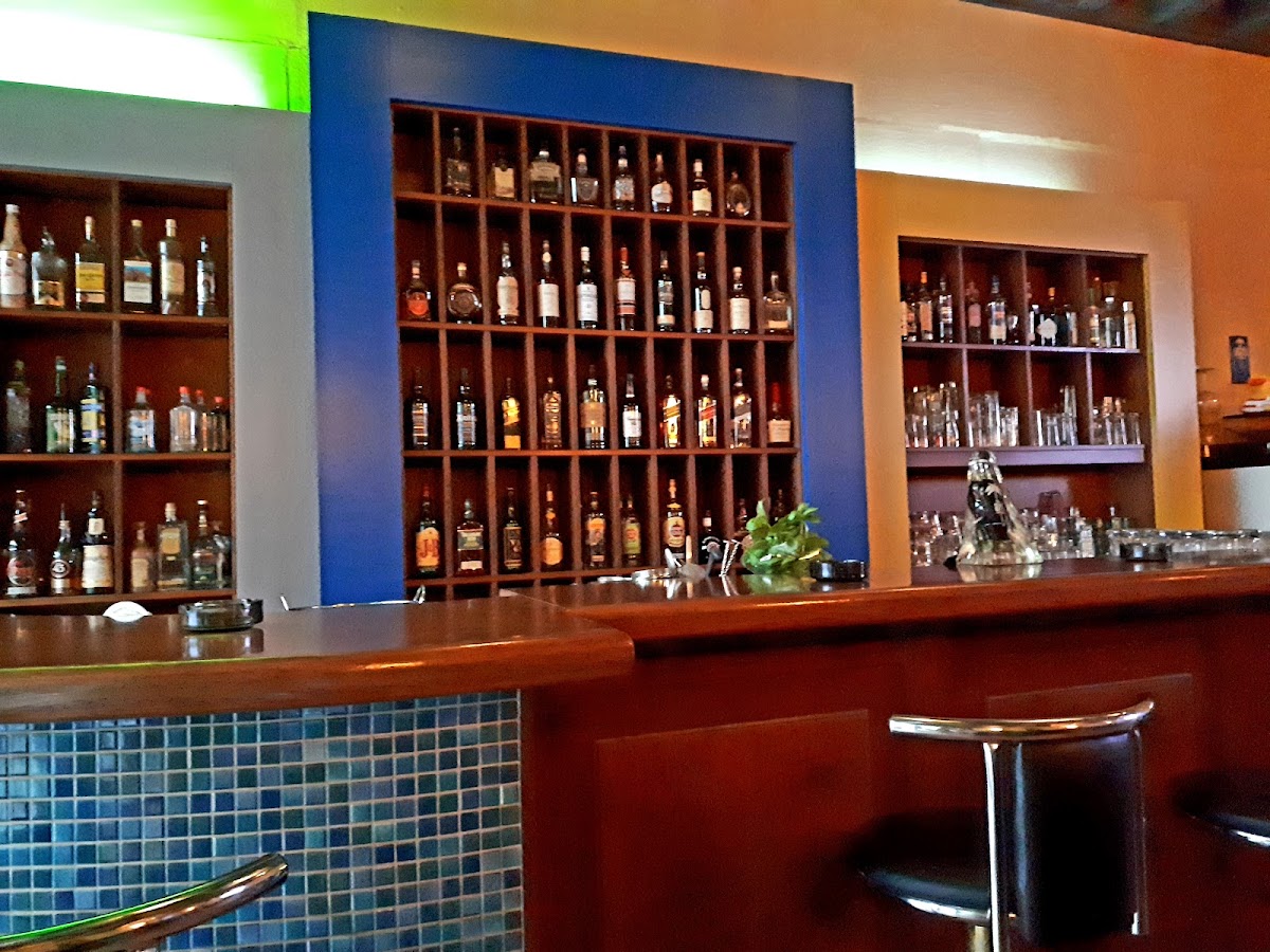 Bartresen mit Whiskyregal und Barhockern im Café Tatort, Göppingen